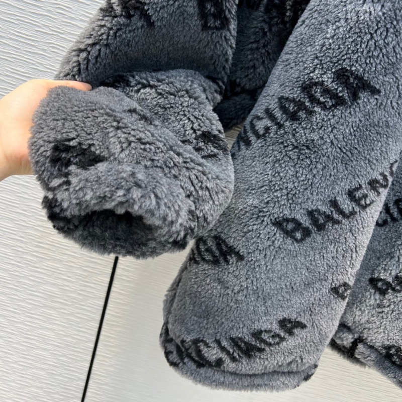 Áo khoác lông dáng rộng cho nữ hoạ tiết chữ thương hiệu Balenciaga cao cấp