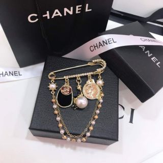 CÀI ÁO KIM TÂY GẮN TAG ĐỒNG XU