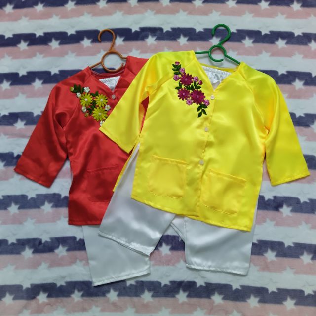 Bà ba bé gái - Hoa cúc