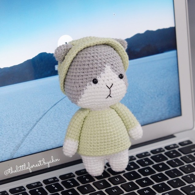 Mèo Miki đội mũ móc bằng len