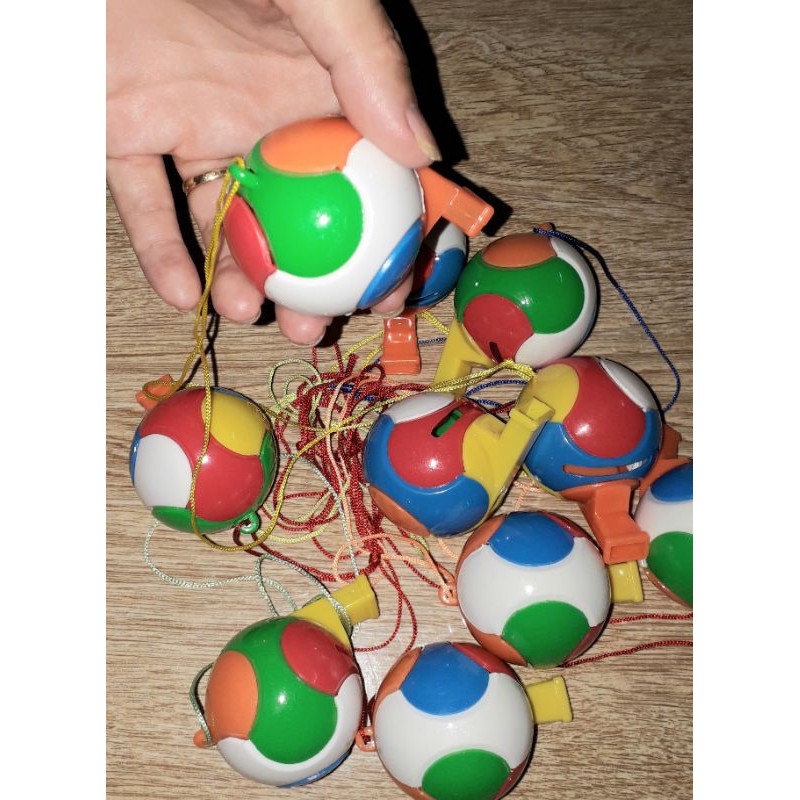 Một chiếc kèn_ tu hít hình quả bóng bằng nhựa nhiều màu sắc