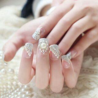 Móng tay giả đính đá đẹp sang chảnh