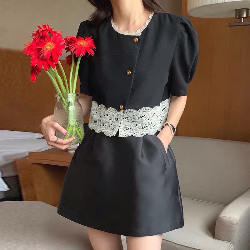 Áo sơ mi ren ngắn tay + chân váy bút chì công sở sang trọng giành cho nữ