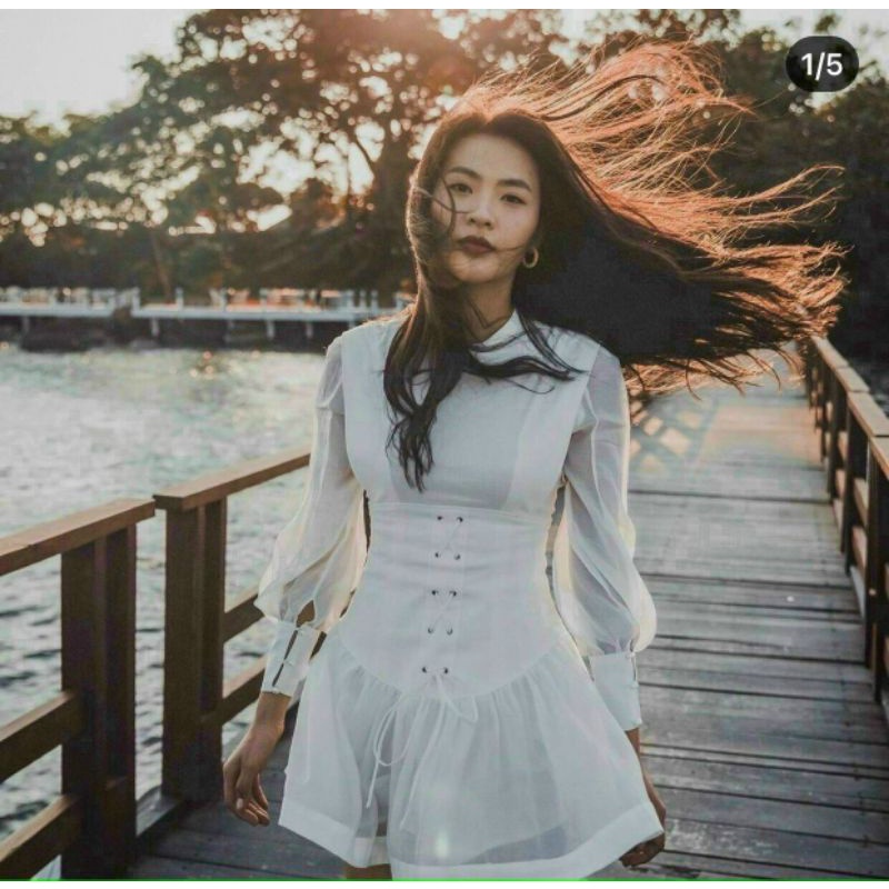 Đầm trắng đan bụng tay voan
