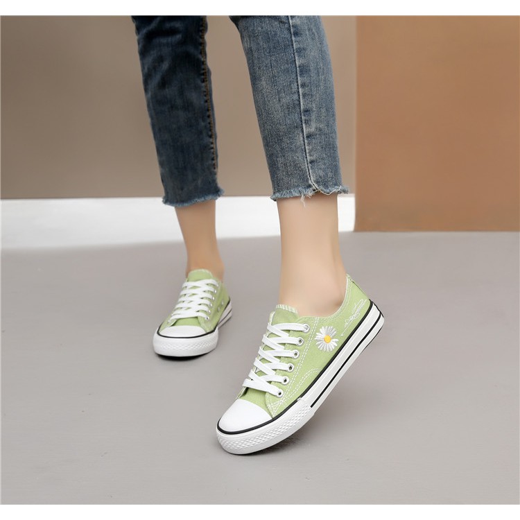 Giày Sneaker Nữ Kiểu Dáng CV Thêu Hoa Cúc Với Chữ Ký Độc Đáo | BigBuy360 - bigbuy360.vn