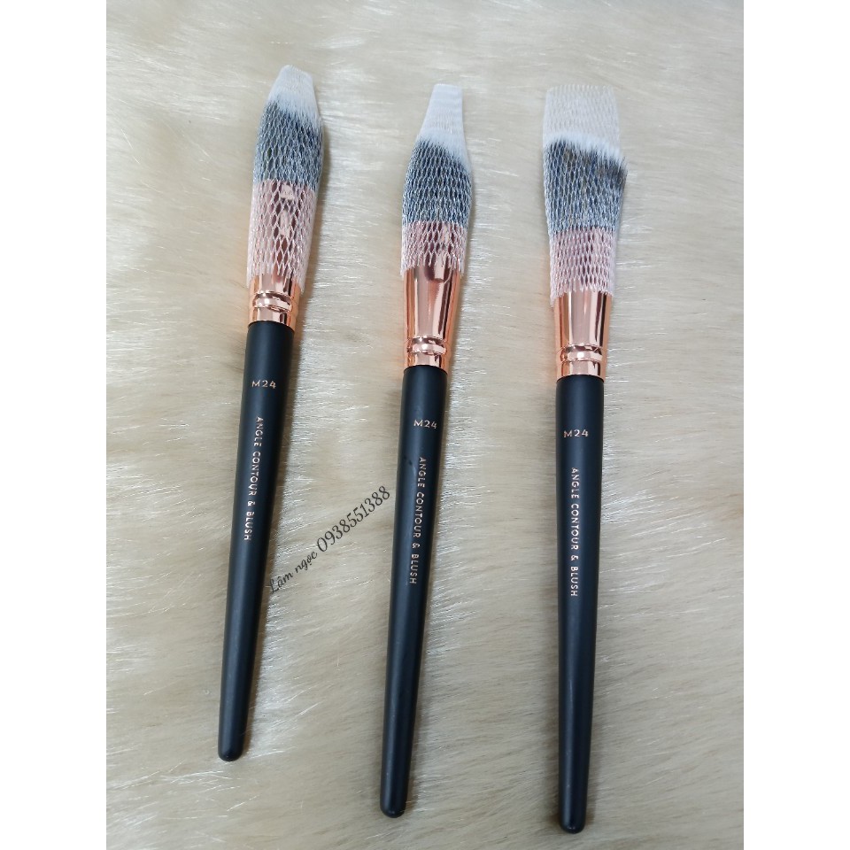 Cọ má đầu xéo trang điểm Vacosi siêu sịn sò , lông mềm mịn ,dễ tán, cán cầm chắc chắn  , xinh xắn