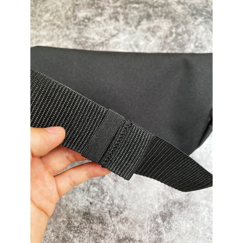 (HÀNG XUẤT XỊN) Túi bao tử das đen logo chữ dọc DAILY WAIST BAG BLACK GE1113 Kích thước: 15 cm x 27 cm x 9 cm