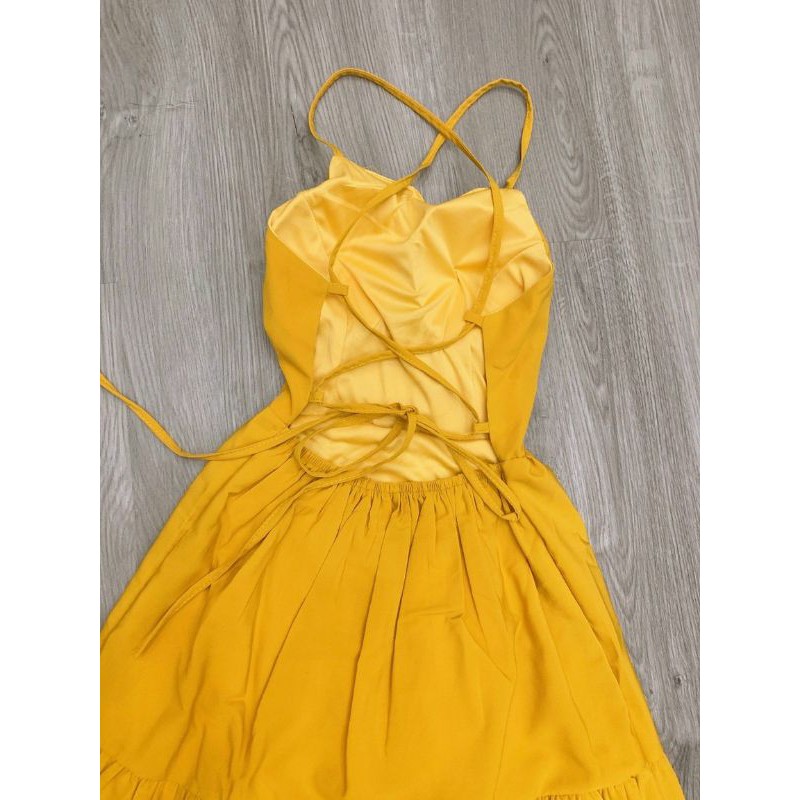 Đầm maxi vàng đan lưng sau