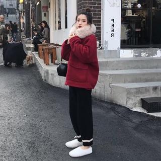 Áo khoác cổ lông màu đỏ đô