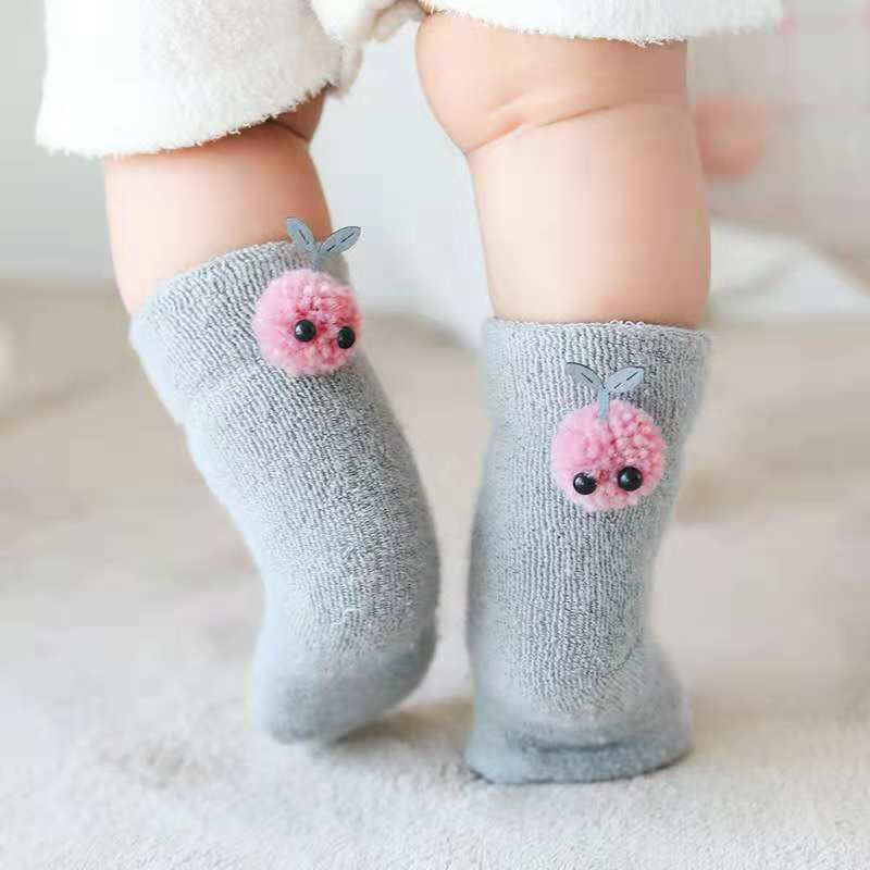 Set 3 đôi tất chống trượt hoạ tiết hoạt hình cho bé