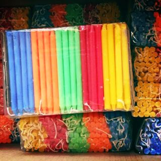 🎏🧨100gr( 26 cây) GIÁ RẺ: Đèn cầy,nến 5 màu: xanh lá,vàng,đỏ,xanh dương,hồng,cam(giao ngẫu nhiên)thắp lồng đèn giấy kiếng