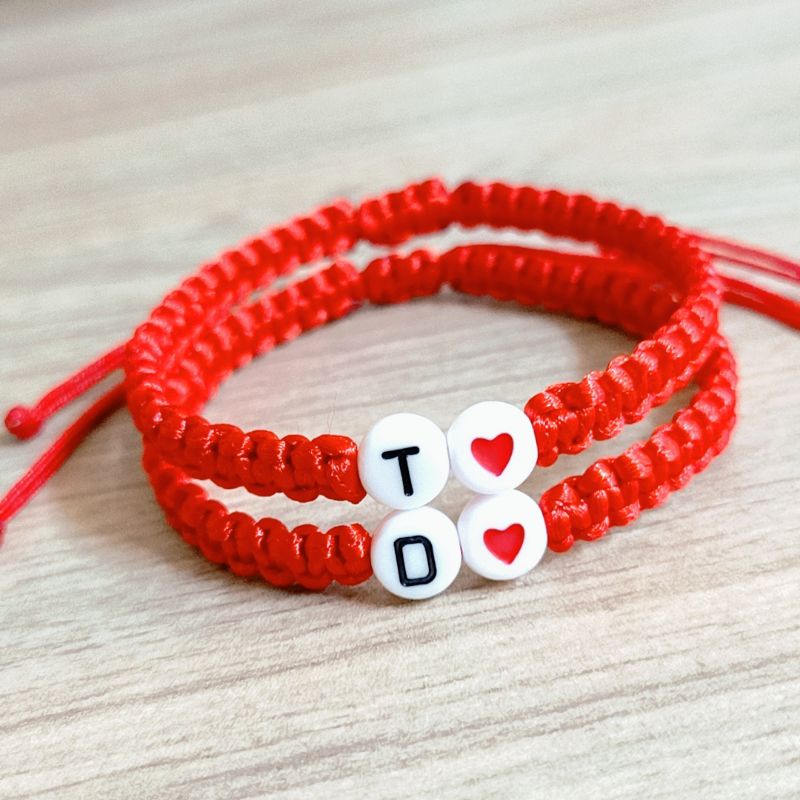 Vòng tay chỉ đỏ hạt nhựa khắc chữ cái đầu tên , vòng tay đôi nam nữ, vòng tay tình bạn, vòng cặp tình yêu...
