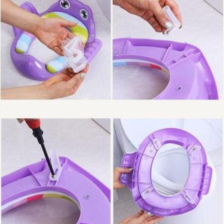 Bệ lót thu nhỏ bồn cầu có tay vịn hình chú ếch cho bé yêu.