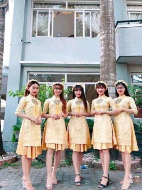 Áo dài bưng mâm cách tân gấm