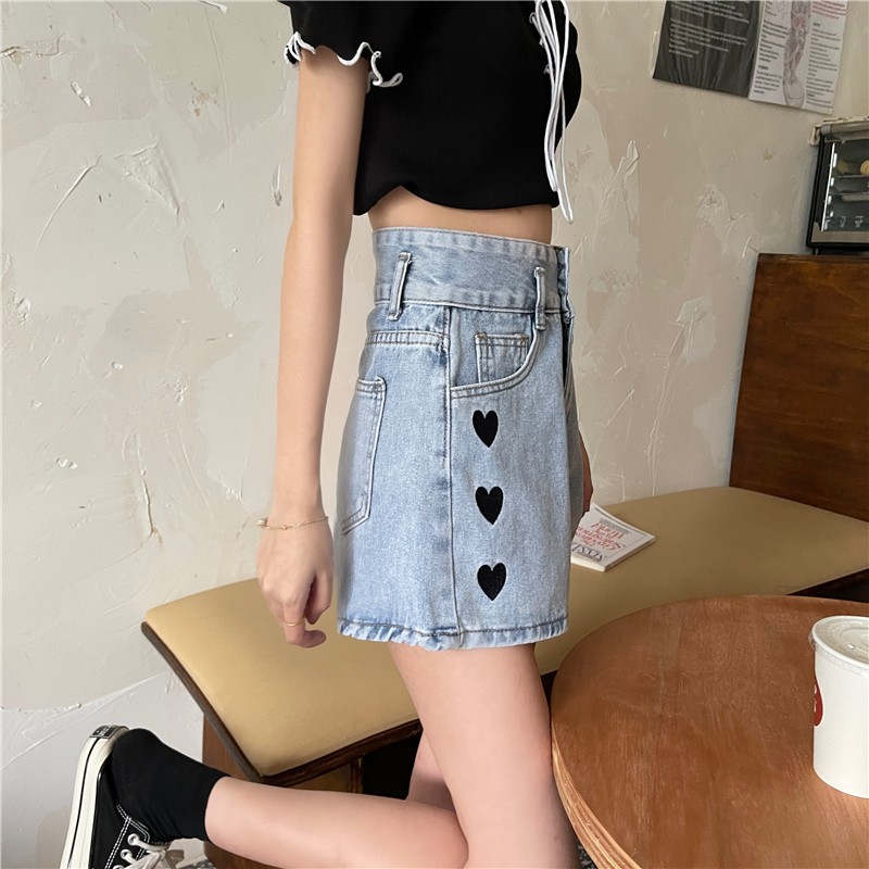 Quần Short Denim Nữ Lưng Cao Thêu Hình Trái Tim