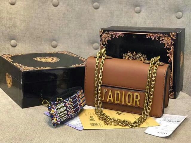 J*A*D*I*OR super 
- Size: 24cm 
- Da thật cực đẹp, 2 quai thay đổi: quai xích + quai vải
- Fullbox VIP + Bill