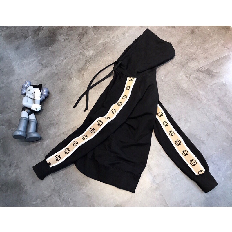 Áo hoodie vải áo len trùm đầu phản quang Gucci thiết kế kẻ sọc logo hai bên tay áo.