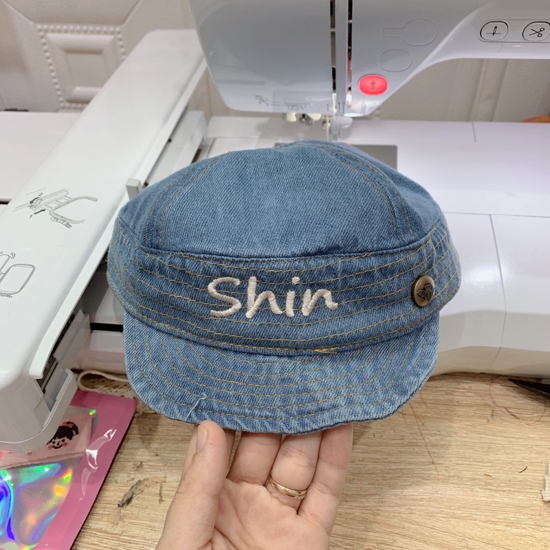 Mũ lưỡi trai denim thêu tên cho bé iu 🤎