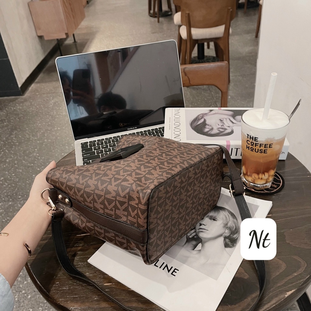 TÚI CÔNG SỞ HOẠ TIẾT MK NẮP VUÔNG, Túi Đeo Chéo,Đeo Vai Thời Trang Hàn Quốc Điệu Đà Sang Chảnh TM 10