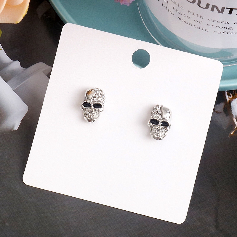 Khuyên Tai Hình Đầu Lâu Đính Kim Cương Sáng Bóng Cổ Điển