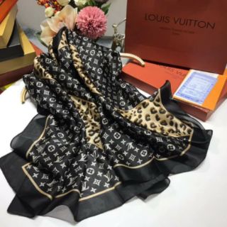 Khăn lụa hiệu LV