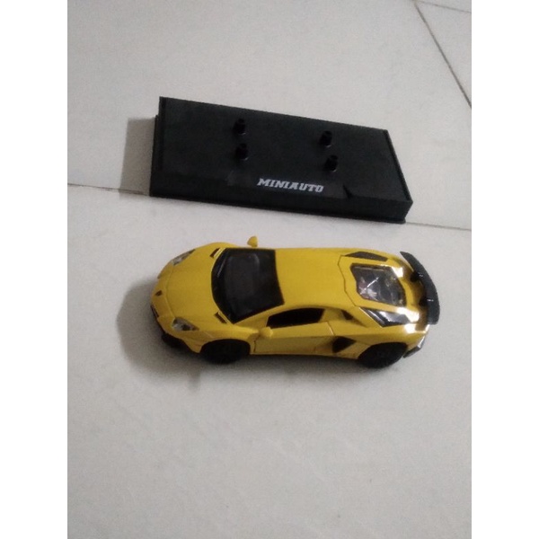 mô hình xe lamboghini aventador.có đèn