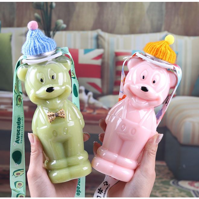 Bình chai nhựa PET hình chuột Mickey đeo nơ đựng trà sữa, nước ép hoa quả 400ml có nắp đậy bằng nhôm và dây đeo, mũ len