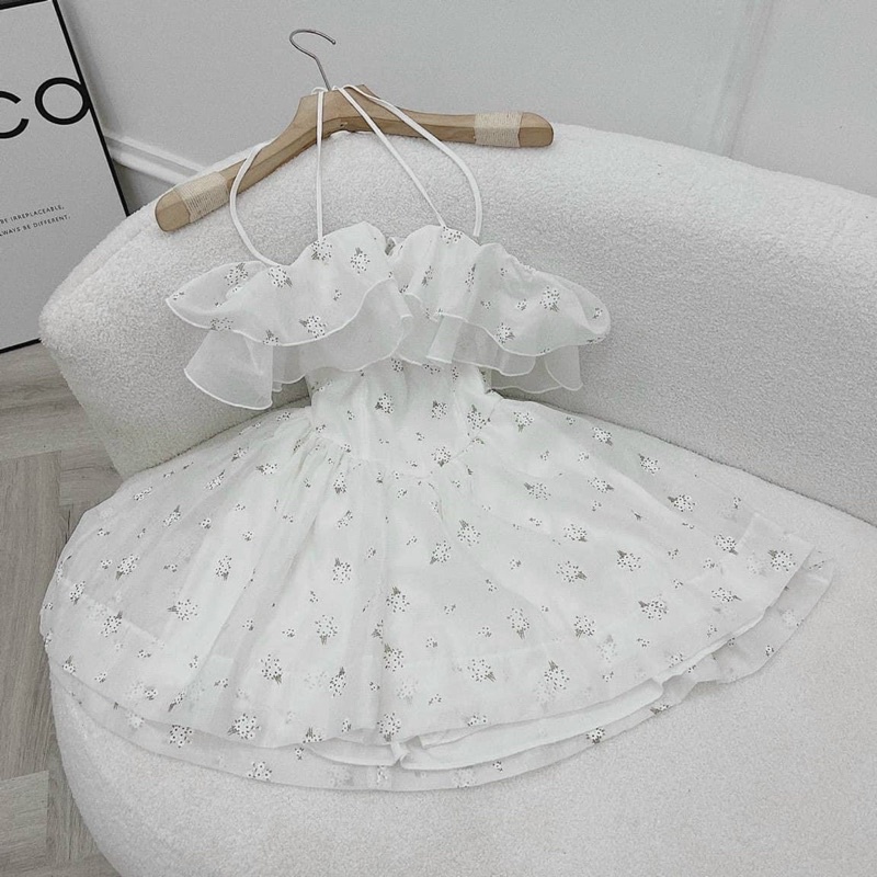 ĐẦM HOA TRẮNG RỚT VAI BÈO TẦNG