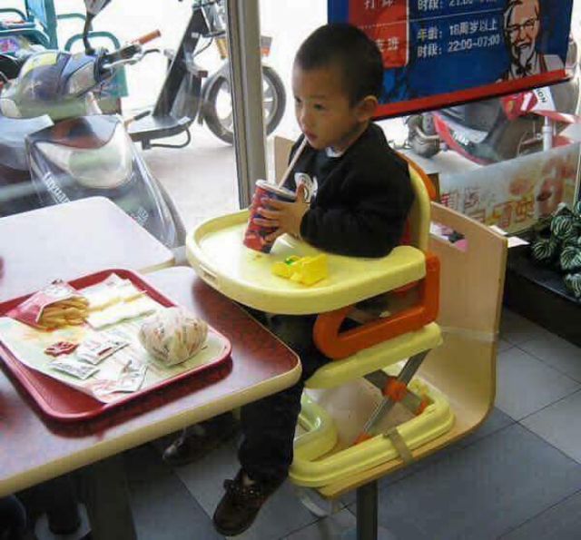 Ghế ăn dặm ab. có thể gắn vào ghế ăn gia đìnhđể con bạn có thể ngồi tạibàn ăn và gia đình để tận hưởng niềm vui ăn uống
