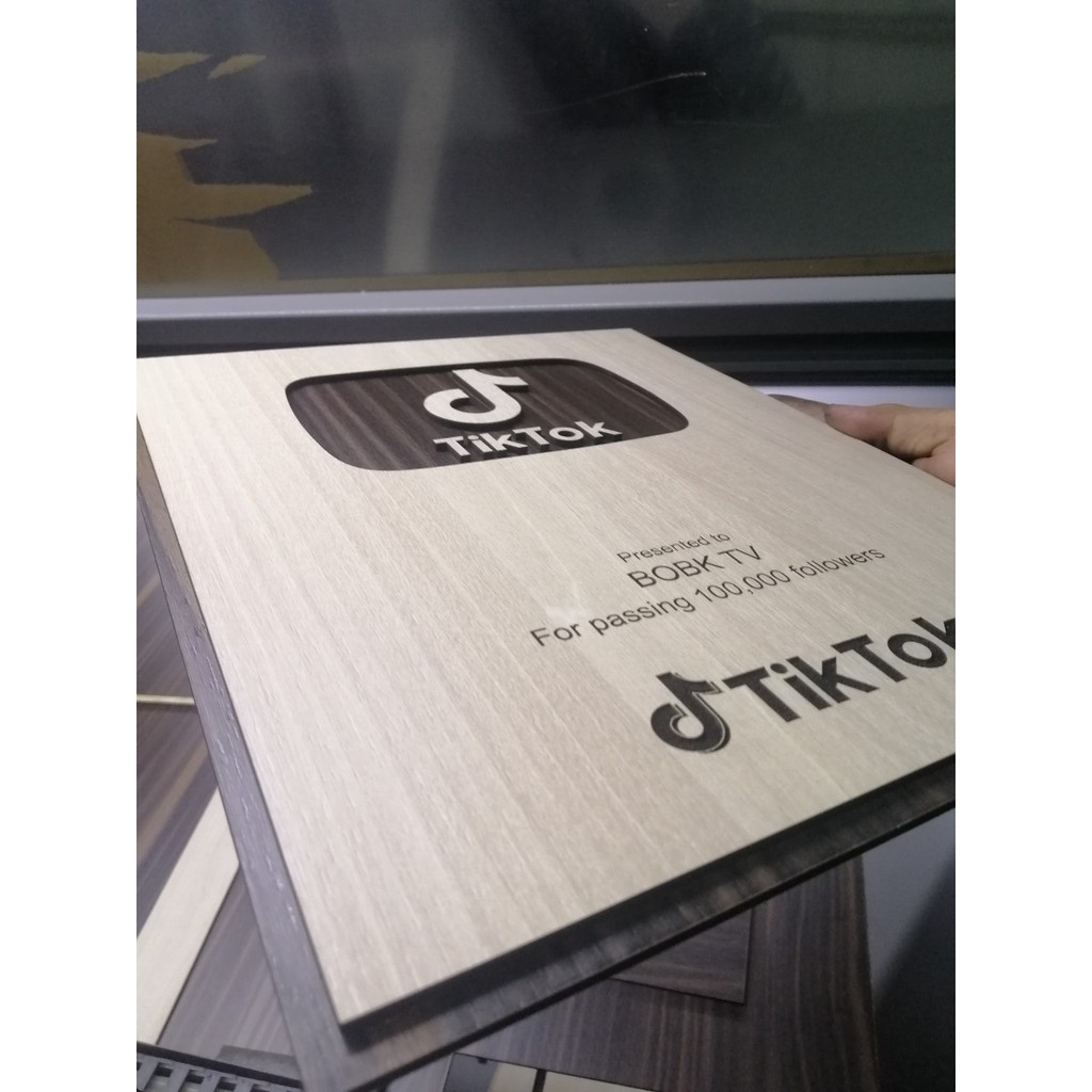 Nút bạc TikTok làm bằng gỗ , in khắc tên theo yêu cầu , dành cho những ai đạt 100.000 người theo dõi. livestream