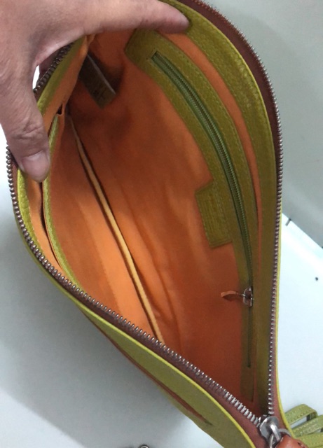 Túi chuẩn si. Túi đeo chéo chất da thời trang. Túi có độ mới rất cao. Sz ngang 32. Cao 22. .............................