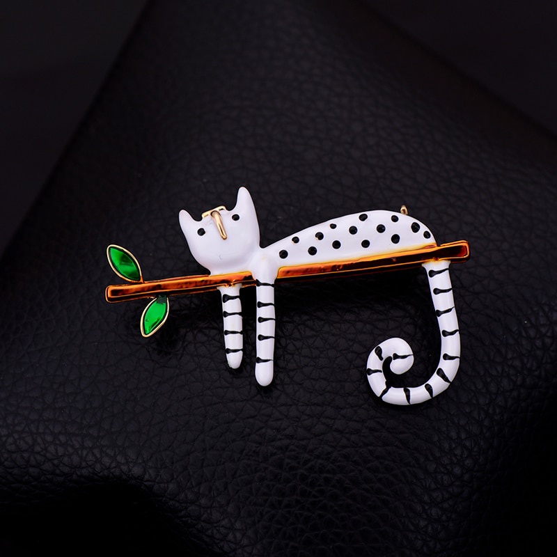 Ghim cài áo hình chú mèo đen / trắng ngồi trên nhành cây dễ thương dành cho nữ