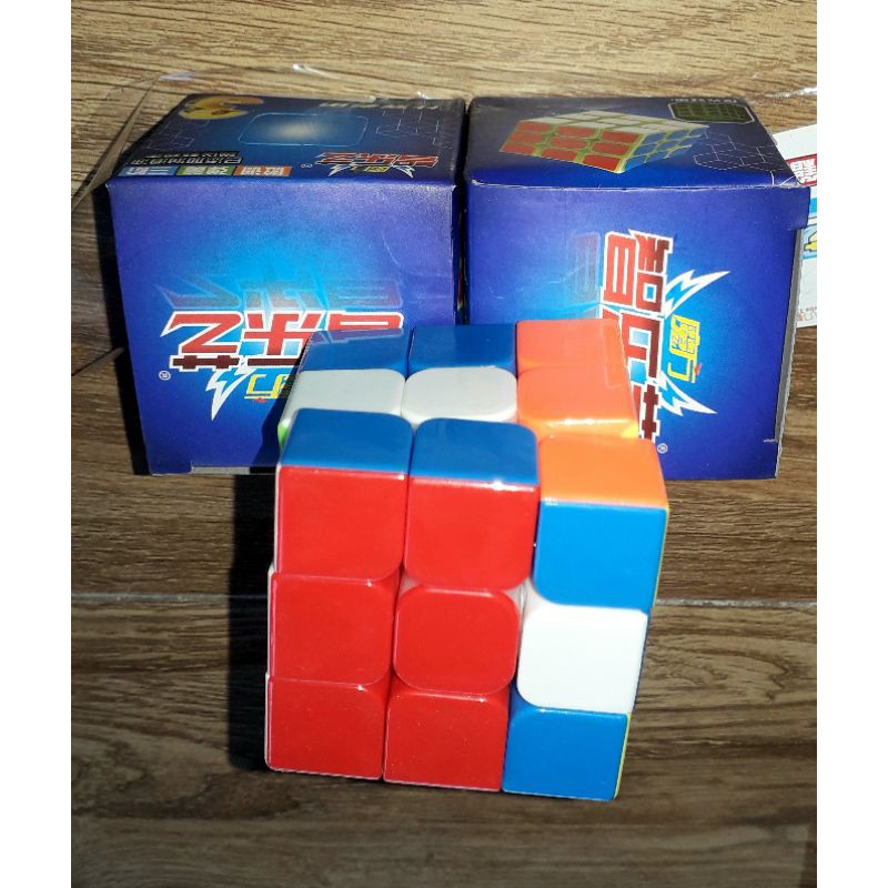 Một cái Rubik 3x3x3 xoay rất trơn và đẹp xem Video