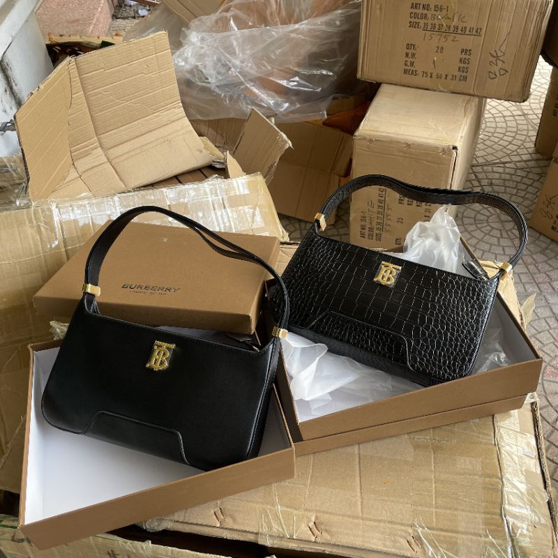 Túi xách Burberry.