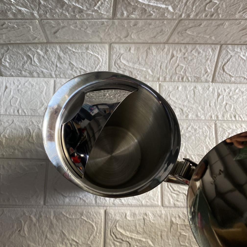 Ca inox 304 có miêng rót, có nắp.  Dùng được bếp từ. Nấu nước và giữ ấm.  Dung tích 1.5 - 2.0 lít