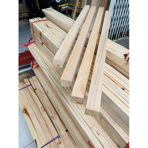 Gỗ thông vuông 40cm, dài 60cm được bào láng 4 mặt,làm kệ ,chân bàn, làm trụ