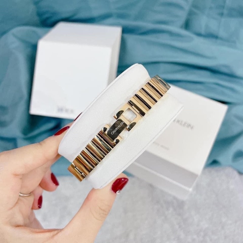 ĐỒNG HỒ NỮ CHÍNH HÃNG CALVIN KLEIN K9U23646 Wavy dây thép vàng nhỏ nhắn xinh xinh.