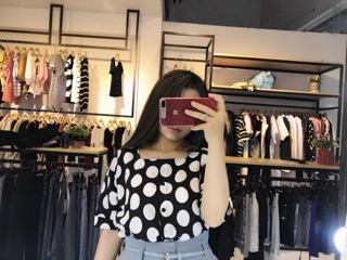 Áo chấm bi cổ vuông