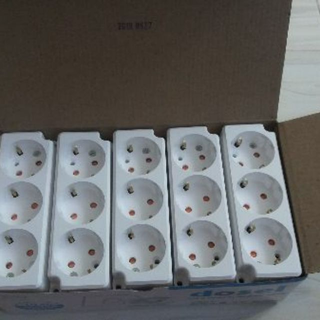 1hôp 10cái Ổ cắm điện Hàn Quốc liền đế 3 chui điện áp  16A - 250V~