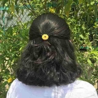 Buộc tóc hoa cúc vàng