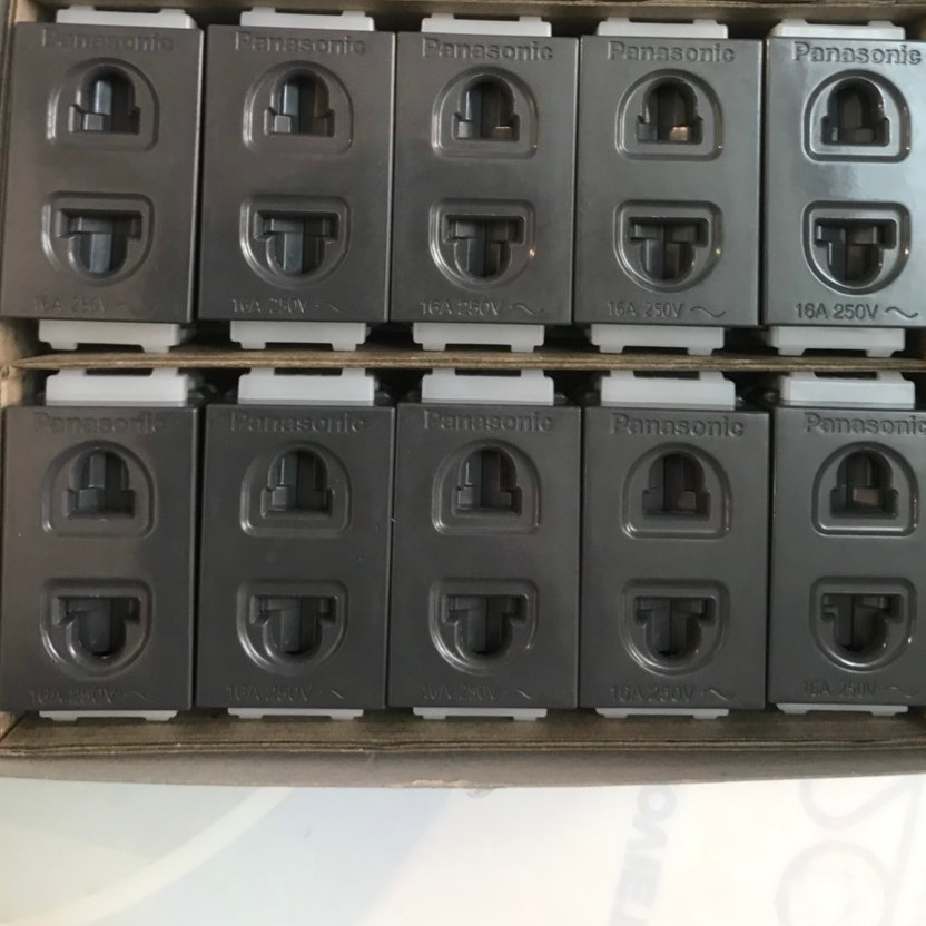 Hạt Ổ Cắm Màu Đen Wide Panasonic