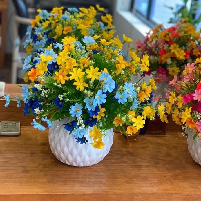 Một nhánh hoa cúc giả bằng lụa gồm nhiều bông dùng để chụp ảnh, decor nhà cửa