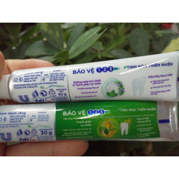 Kem đánh răng PS than hoạt tính/ Closeup bạc hà 30g