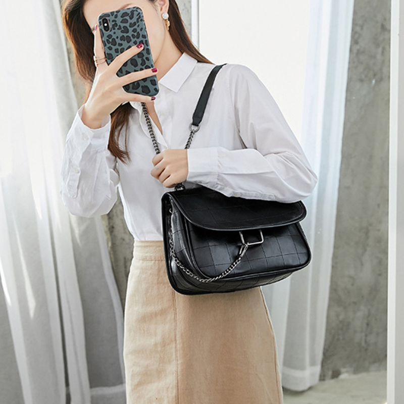 Túi IELGY đeo vai / đeo chéo chất liệu mềm màu đen phối dây xích thời trang