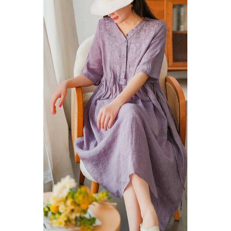 Đầm linen suông cổ V, Váy linen nữ suông dài nhún eo thêu hoa trước ngực Da189