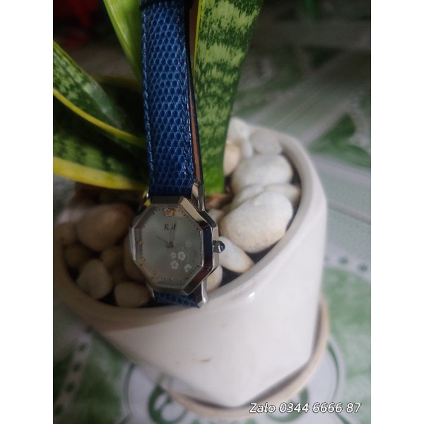 đồng hồ nữ thời trang K.M màu trắng dây da màu xanh mặt trắng bông mai àm điểm nhấn cọc vàg chấm bi, chính hãng