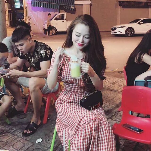 Váy xinh quá xinh ai.  Em đẹp em có quyền điệu ah