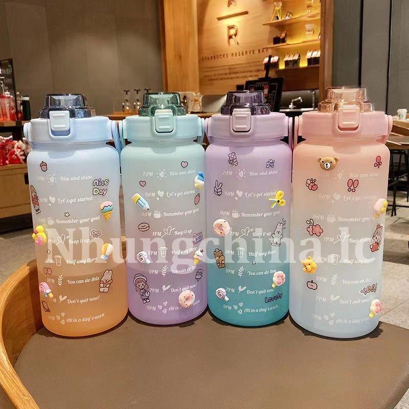 BÌNH ĐỰNG NƯỚC 2 LÍT TẶNG KÈM STICKER GIỮ NHIỆT NHỰA NHẮC UỐNG NƯỚC CÓ ỐNG HÚT CHIA VẠCH BÁO GIỜ CUTE