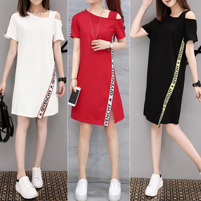 Váy dáng suông trễ vai in chữ kiểu dáng năng động