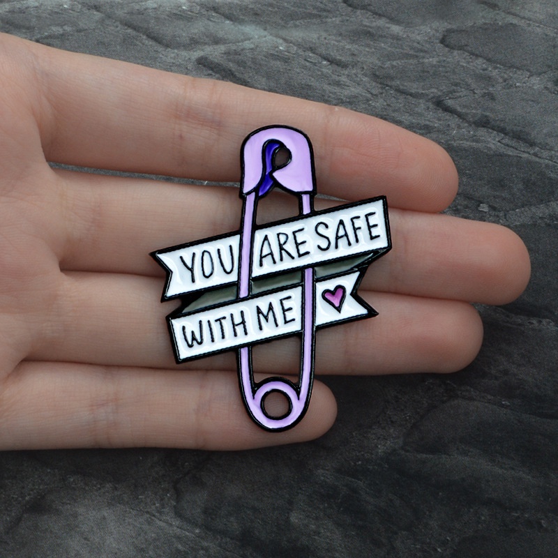 Huy hiệu cài áo QIHE JEWELRY tráng men kiểu dáng ghim băng và chữ cái You Are Safe With Me làm quà tặng bạn bè